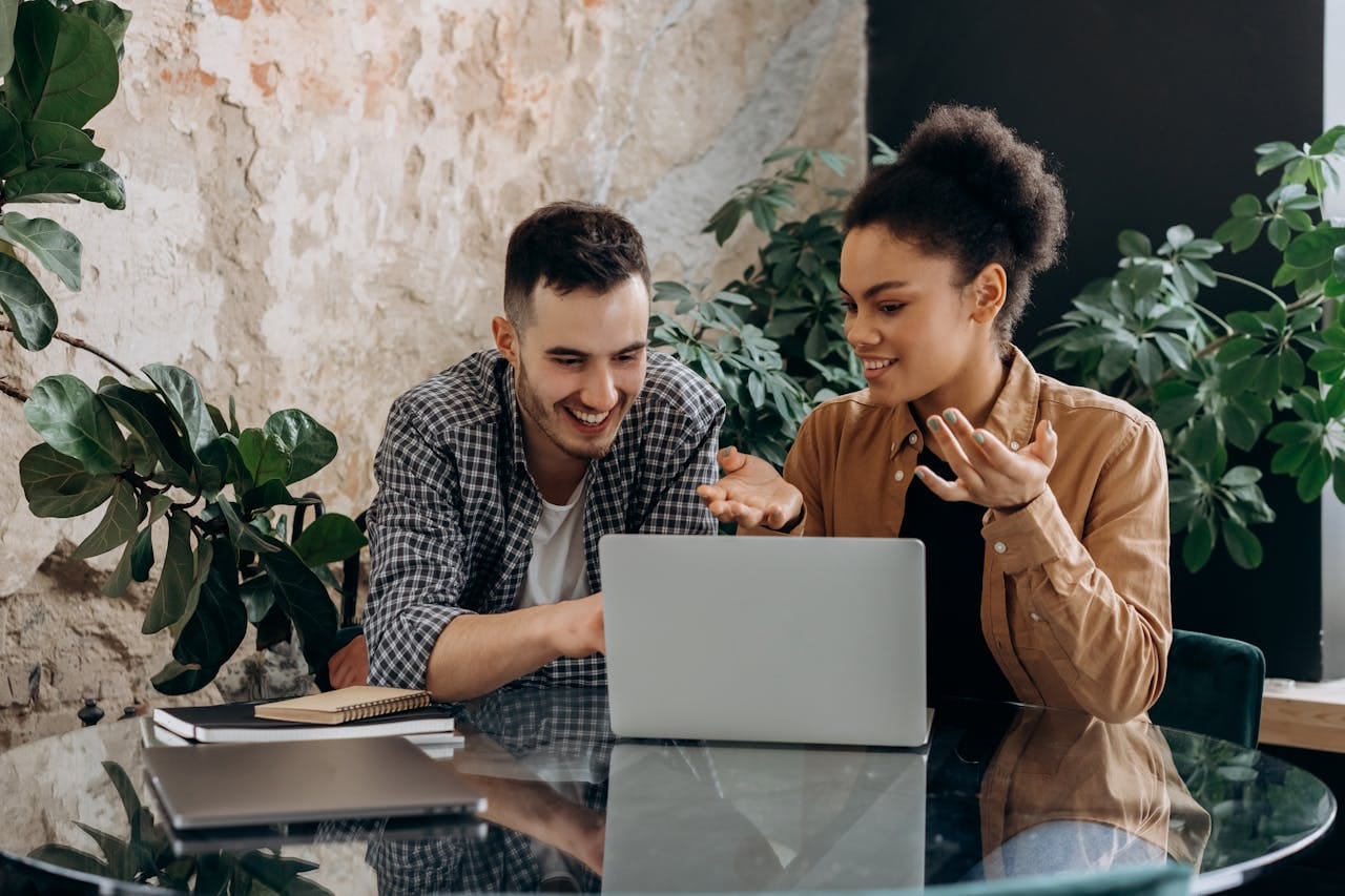 Comment créer une plateforme de mise en relation : Guide complet et exemples concrets